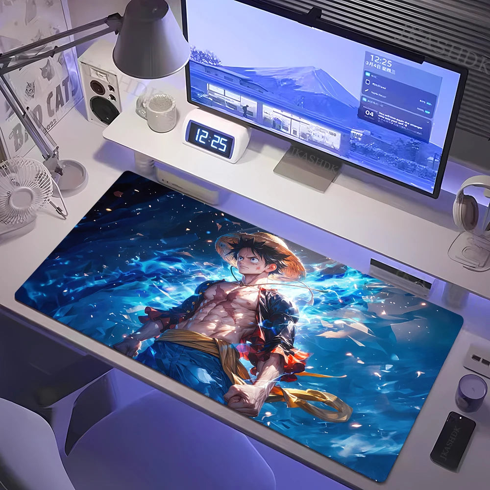 Un tappetino per mouse da gaming su una scrivania bianca, con un'illustrazione di alta qualità di Monkey D. Luffy di One Piece in una posa d'azione, circondato da effetti visivi blu elettrico.
