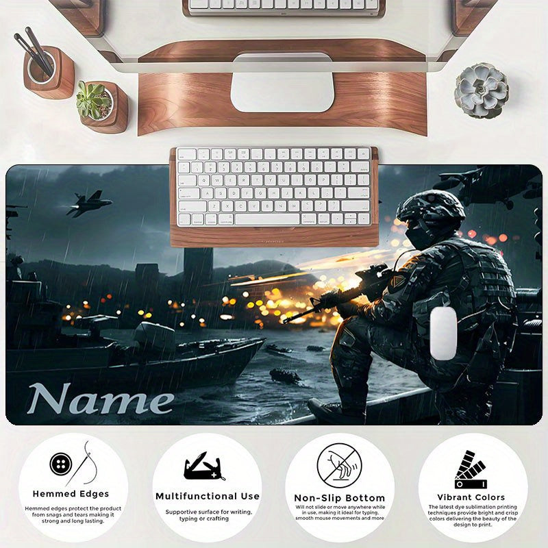 Tappetino per scrivania Deskzone™ AeroForce con design di azione militare e spazio per la personalizzazione del nome. L'immagine mostra il tappetino su una scrivania con una tastiera bianca e evidenzia le caratteristiche principali: bordi orlati, uso multifunzionale, base antiscivolo e colori vivaci.