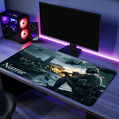 Tappetino per scrivania Deskzone™ AeroForce con design di azione militare personalizzabile, mostrato in un setup gaming con illuminazione RGB viola. La scena raffigura un soldato che spara, elicotteri e esplosioni. Il tappetino è posizionato su una scrivania scura con un PC da gaming con luci LED, monitor e accessori.