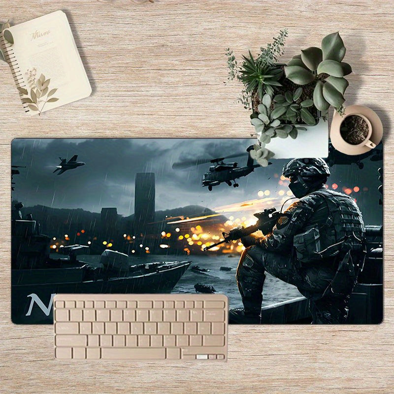 Tappetino per scrivania Deskzone™ AeroForce con design di azione militare, raffigurante un soldato che spara, elicotteri e esplosioni. Il tappetino è posizionato su una scrivania in legno chiaro con accessori da ufficio come una tastiera beige, un blocco note e una pianta, offrendo un contrasto tra l'azione e l'ambiente di lavoro.