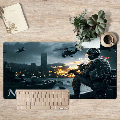 Tappetino per scrivania Deskzone™ AeroForce con design di azione militare, raffigurante un soldato che spara, elicotteri e esplosioni. Il tappetino è posizionato su una scrivania in legno chiaro con accessori da ufficio come una tastiera beige, un blocco note e una pianta, offrendo un contrasto tra l'azione e l'ambiente di lavoro.