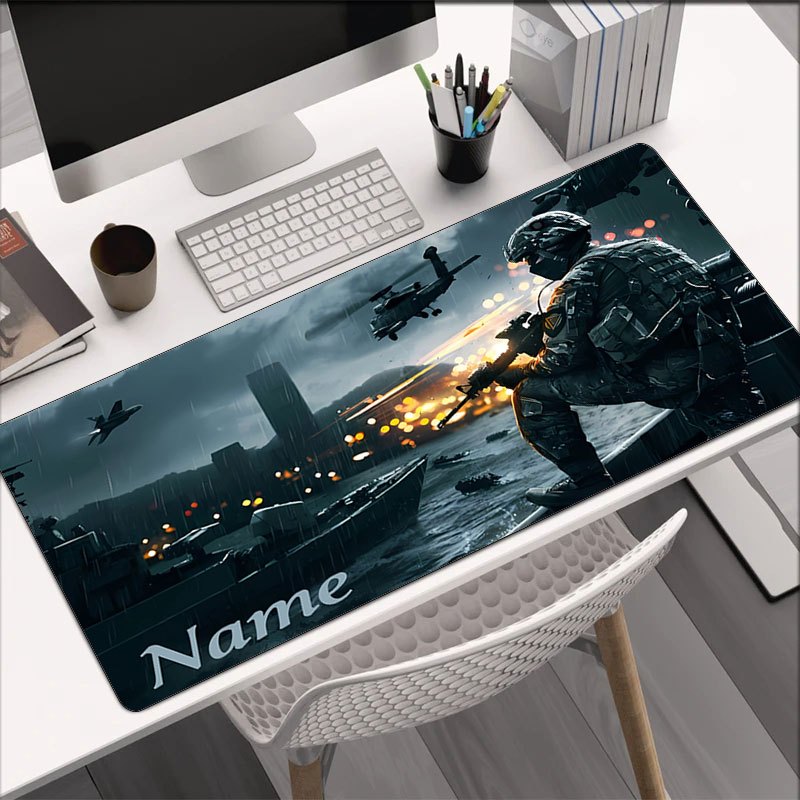 Tappetino Deskzone™ AeroForce a tema militare, con un design immersivo che porta un campo di battaglia sulla tua scrivania. È mostrato con una tastiera wireless e accessori, ideale per sessioni di gaming intense o per dare carattere alla tua postazione di lavoro.