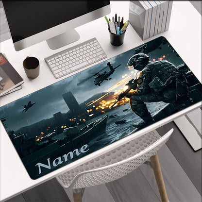 Tappetino Deskzone™ AeroForce a tema militare, con un design immersivo che porta un campo di battaglia sulla tua scrivania. È mostrato con una tastiera wireless e accessori, ideale per sessioni di gaming intense o per dare carattere alla tua postazione di lavoro.