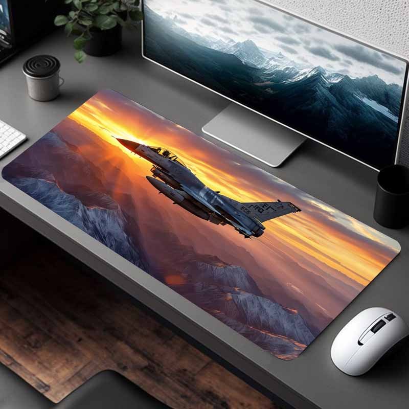 Tappetino per scrivania Deskzone™ AeroForce Alpine Sunset. Mostra un caccia F-16 in volo dinamico sopra montagne al tramonto, con una tastiera e mouse. Ideale per un setup gaming o ufficio con un'atmosfera epica e avventurosa.