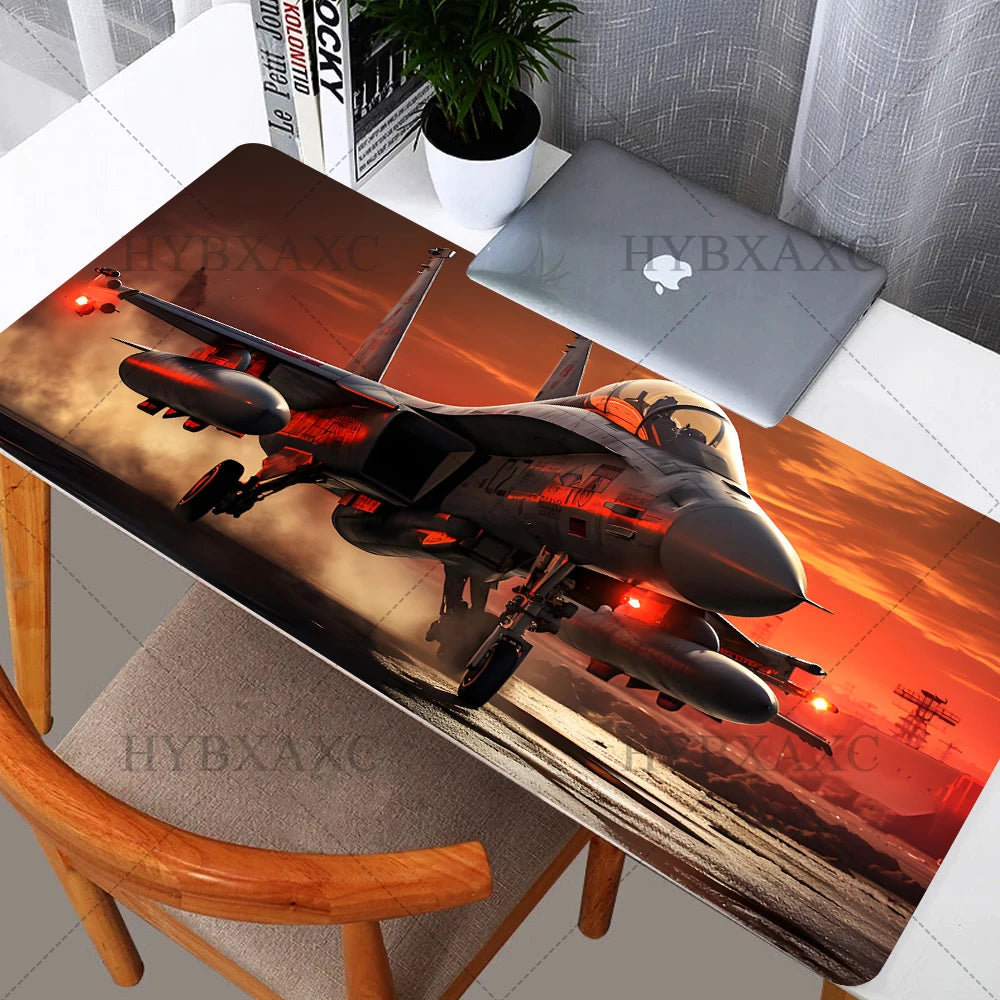 Tappetino per scrivania Deskzone™ AeroForce Carrier Dawn. Mostra un potente caccia navale su una portaerei, illuminato dai colori intensi dell'alba o del tramonto. Design ad alto impatto visivo ideale per appassionati di aviazione navale e per personalizzare qualsiasi postazione con stile e precisione.
