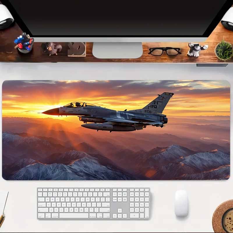 Tappetino per scrivania Deskzone™ AeroForce F-15 Eagle Cloud Patrol.  Posizionato su una scrivania con laptop, perfetto per un setup potente e immersivo.