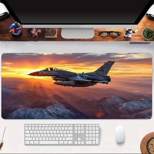 Tappetino per scrivania Deskzone™ AeroForce F-15 Eagle Cloud Patrol.  Posizionato su una scrivania con laptop, perfetto per un setup potente e immersivo.