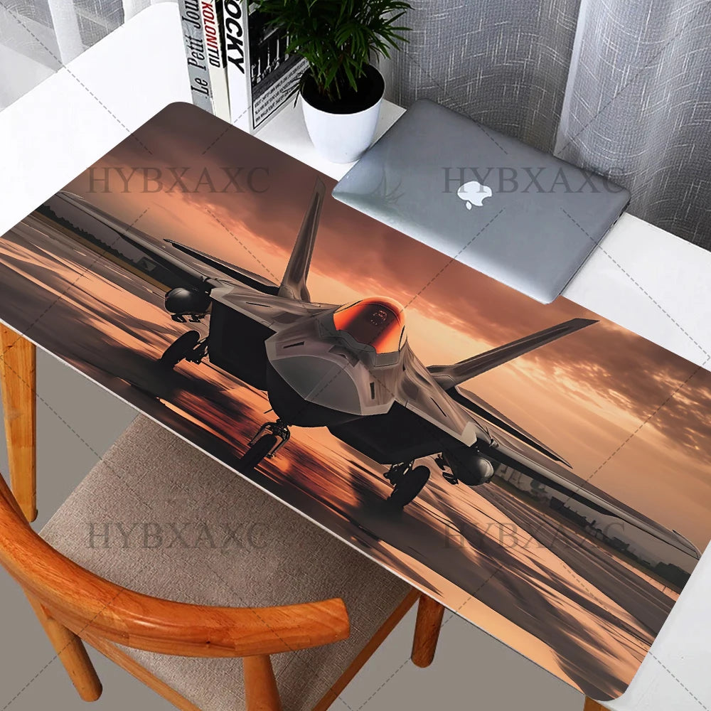 Tappetino per scrivania Deskzone™ AeroForce Runway Ignition. Mostra un caccia stealth moderno posizionato su una pista con intensi riflessi arancioni di alba o tramonto, creando un'atmosfera di potenza e azione. Ideale per appassionati di aerei militari e per chi cerca un design audace e dinamico per la propria postazione.