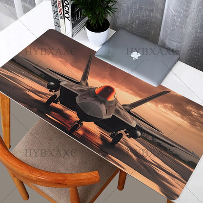 Tappetino per scrivania Deskzone™ AeroForce Runway Ignition. Mostra un caccia stealth moderno posizionato su una pista con intensi riflessi arancioni di alba o tramonto, creando un'atmosfera di potenza e azione. Ideale per appassionati di aerei militari e per chi cerca un design audace e dinamico per la propria postazione.