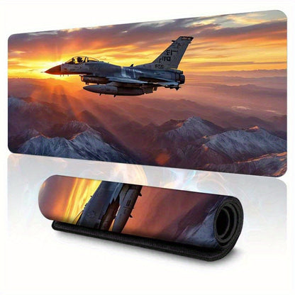 Tappetino per scrivania Deskzone™ AeroForce Stealth Blueprint. Presenta un caccia stealth F-35 con dettagli di progetto e armamenti su sfondo tecnico bianco. Mostra anche il tappetino arrotolato, ideale per un setup dettagliato e moderno.