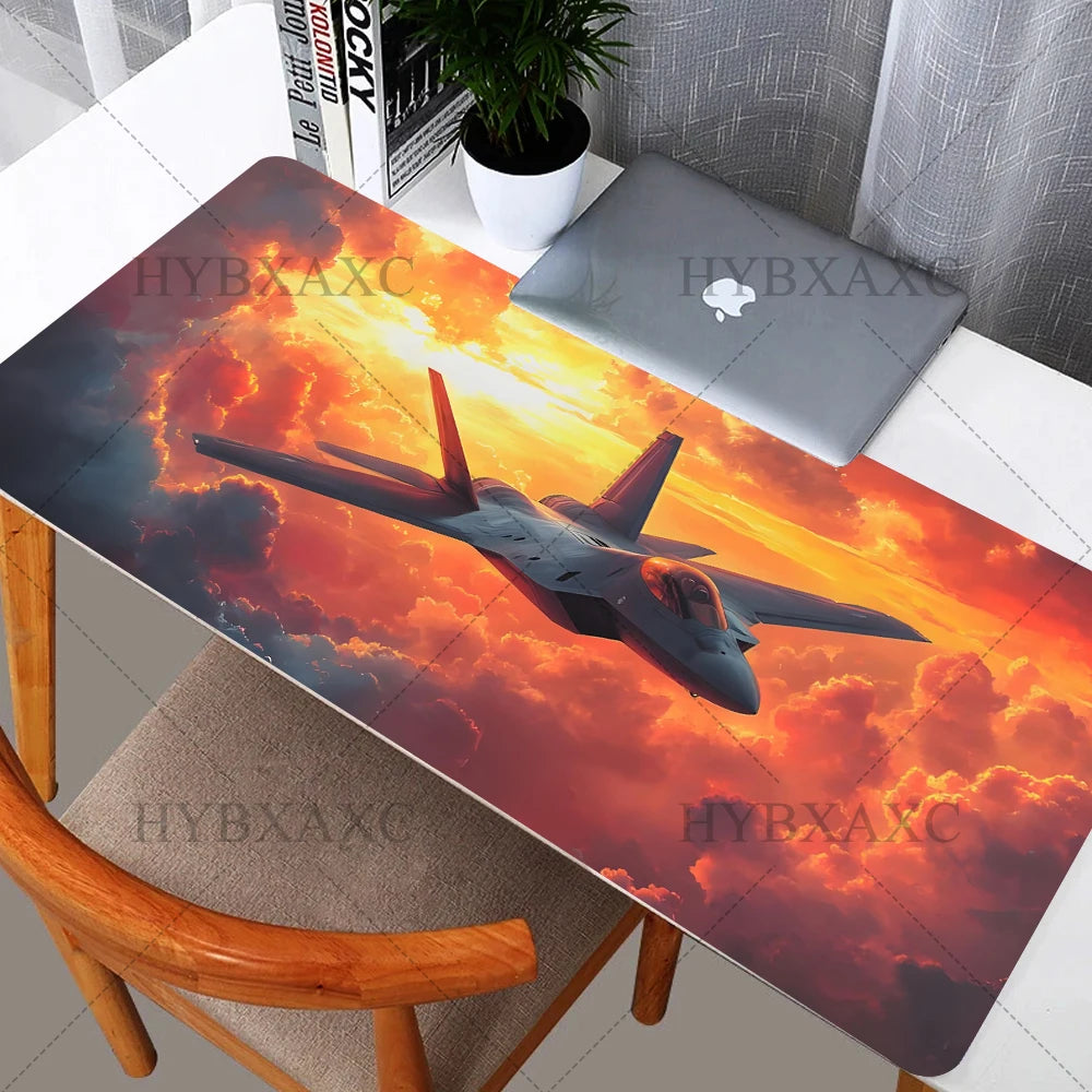 Tappetino per scrivania Deskzone™ AeroForce Sunset Ascendant. Mostra un caccia F-16 in ascesa drammatica contro un sole splendente sopra montagne. Ideale per setup gaming e workstation, con superficie liscia e base antiscivolo.