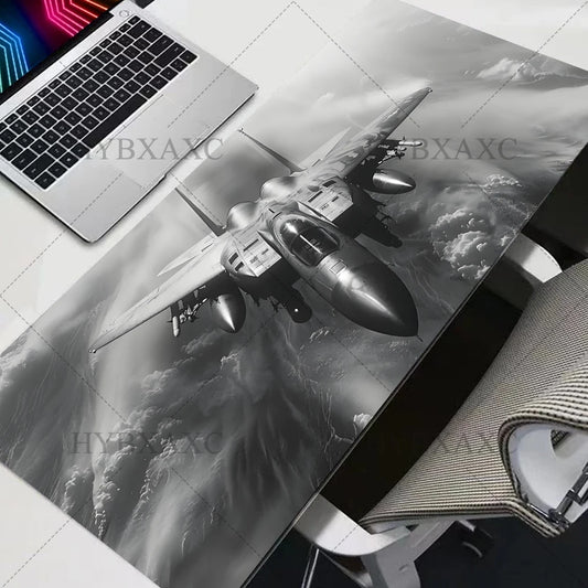 Tappetino per scrivania Deskzone™ F-35 Tactical Blueprint. Design dettagliato con caccia F-35 e schemi di armamenti aerei, ideale per gamer e appassionati di aviazione militare. Mostra il tappetino srotolato con un secondo tappetino arrotolato in primo piano, evidenziando la qualità della stampa e la versatilità del prodotto.