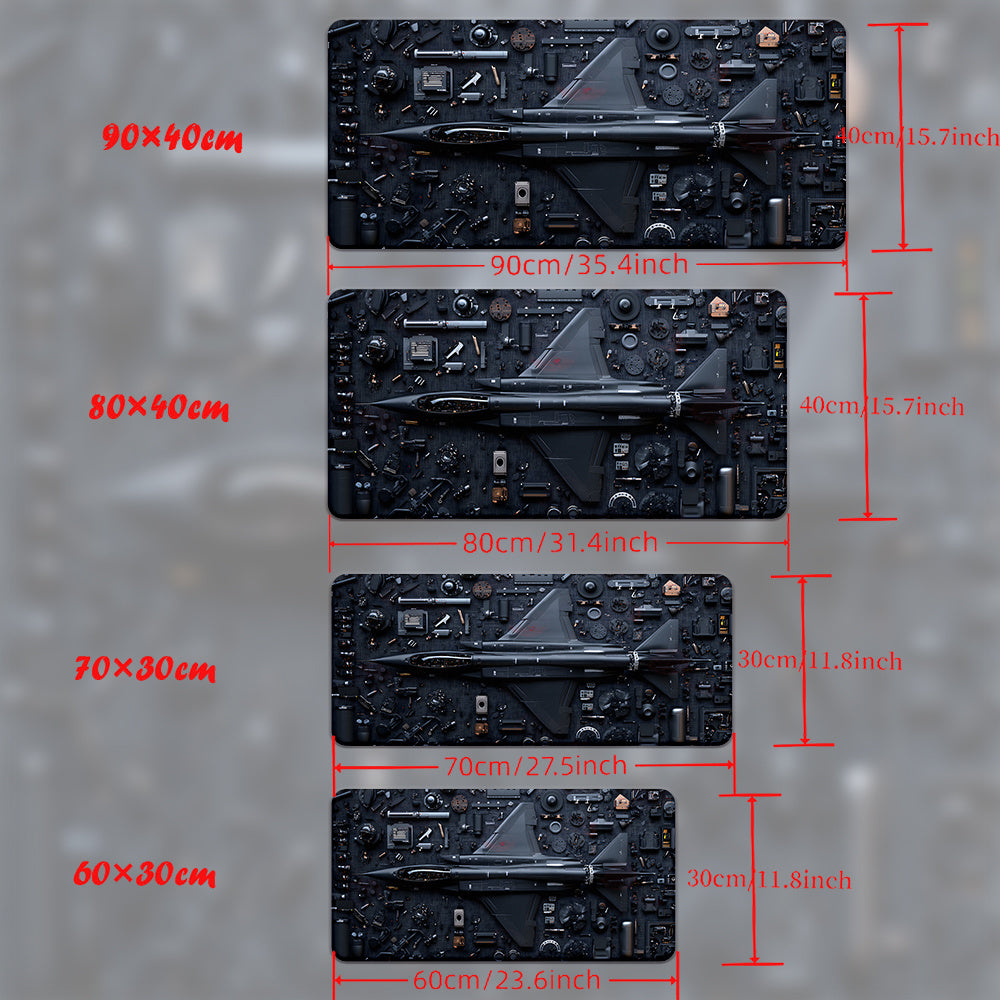 Tappetino per scrivania Deskzone™ AeroForce Jet Black Blueprint. Presenta un caccia nero stilizzato su uno sfondo di componenti meccanici e schemi tecnici. Dettaglio delle dimensioni: 90x40cm (35.4x15.7 pollici), 80x40cm (31.4x15.7 pollici), 70x30cm (27.5x11.8 pollici) e 60x30cm (23.6x11.8 pollici) con misure in cm e pollici.