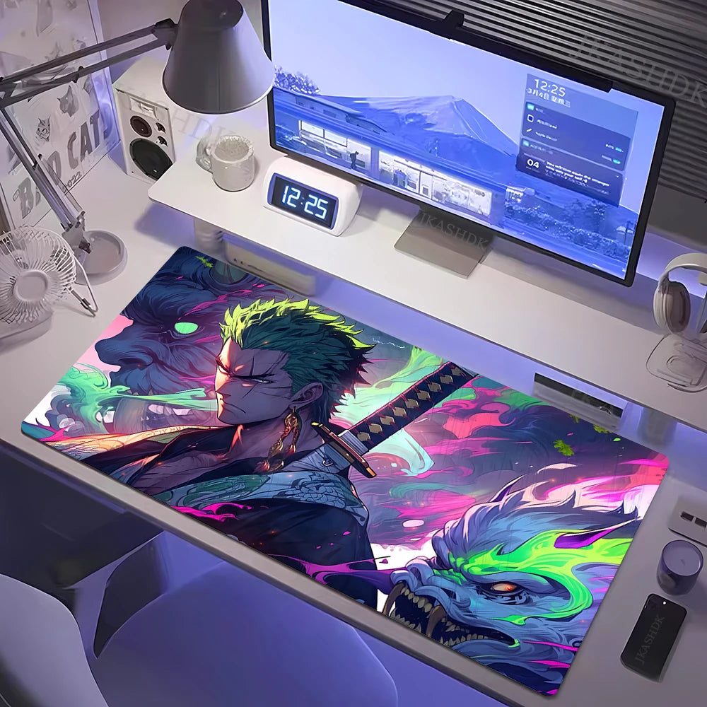 Un tappetino per mouse da gaming su una scrivania bianca. Il tappetino ha un'illustrazione di Roronoa Zoro di One Piece con uno stile artistico scuro e vibrante, con figure di demoni e colori neon come rosa, verde e blu.