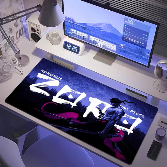 Un tappetino per mouse da gaming su una scrivania bianca, con un'illustrazione di Roronoa Zoro di One Piece con le sue spade, e il suo nome scritto in un carattere grande e audace. Lo sfondo è scuro e notturno.
