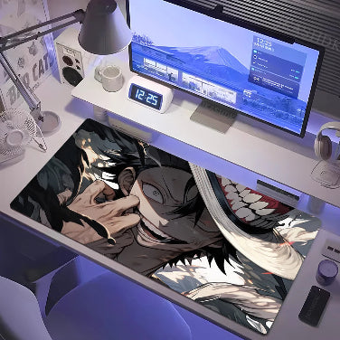 Un tappetino per mouse da gaming su una scrivania bianca, con un'illustrazione di alta qualità di Monkey D. Luffy di One Piece. Il personaggio ha un'espressione diabolica e un sorriso minaccioso. L'illustrazione è in uno stile artistico scuro e dettagliato.