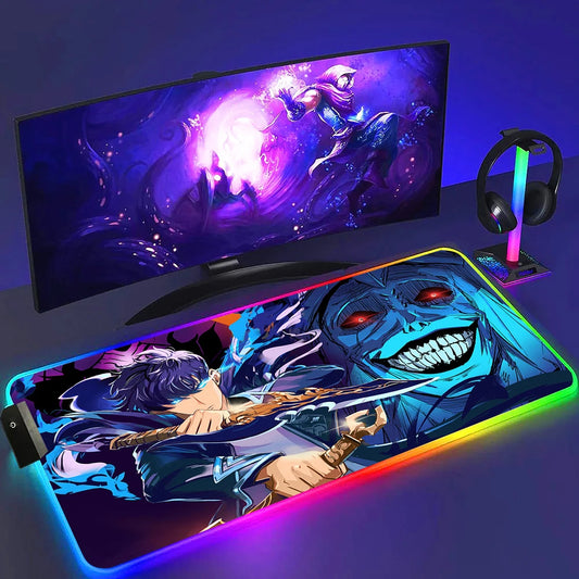 Una postazione da gaming che include un ampio tappetino per mouse RGB con un'illustrazione del webtoon "Solo Leveling". L'immagine mostra il personaggio Cha Hae-In con una spada, di fronte a una minacciosa statua dal sorriso sinistro e gli occhi rossi. Il tappetino ha i bordi illuminati da una luce multicolore e si trova sotto un grande monitor curvo che mostra un'immagine a tema fantasy. Accanto al monitor, c'è un supporto per cuffie illuminato.