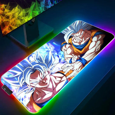 Un tappetino per mouse da gaming RGB con un'illustrazione che mostra due versioni di un personaggio anime (Goku di Dragon Ball). Quello in primo piano ha i capelli blu, mentre quello sullo sfondo ha i capelli bianchi. Il tappetino ha bordi luminosi che cambiano colore.