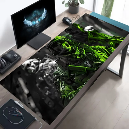 Tappetino mouse gaming con immagine di un soldato mascherato in ambiente scuro, che brandisce un'arma.