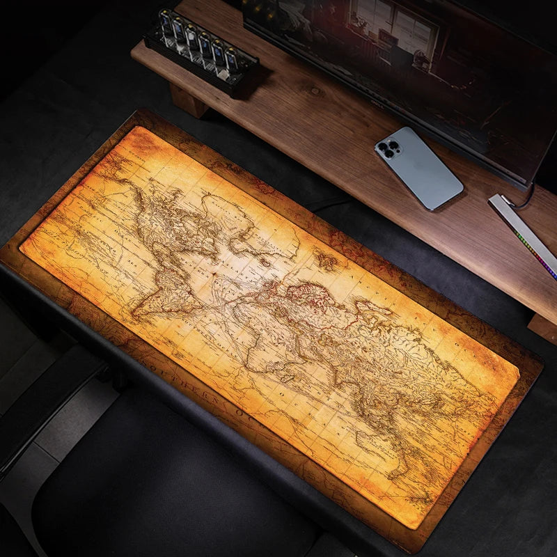  Deskpad gaming con design di una tigre gialla in stile anime e una mappa di sfondo, ideale per gamer e per accessori da scrivania.