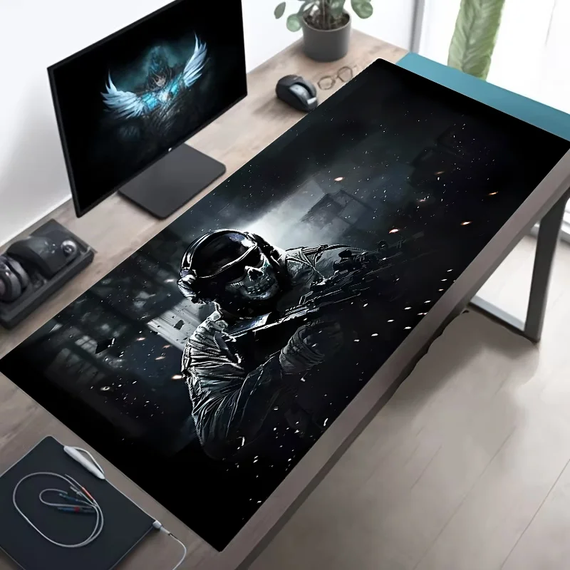 Deskpad gaming con illustrazione di un soldato con maschera teschio e cuffie, in un contesto di battaglia.