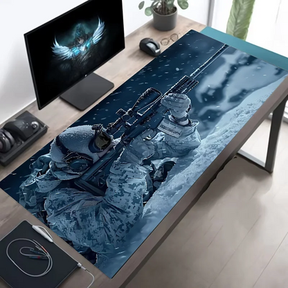Deskpad gaming RGB con grafica di cecchino nella neve, illuminazione LED brillante e spazio per tastiera e mouse, su postazione da gioco.