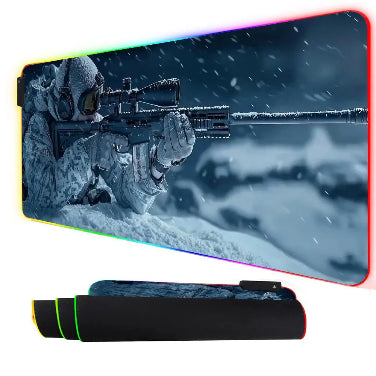  Deskpad gaming XXL con illuminazione RGB e immagine di un soldato cecchino in ambiente innevato, con fucile di precisione.