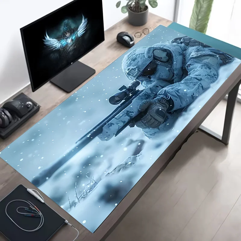 Deskpad gaming XXL e immagine di un soldato cecchino in ambiente innevato, con fucile di precisione.