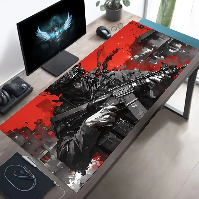 Deskpad gaming con grafica di soldato mascherato con arma da fuoco in primo piano, su sfondo scuro.