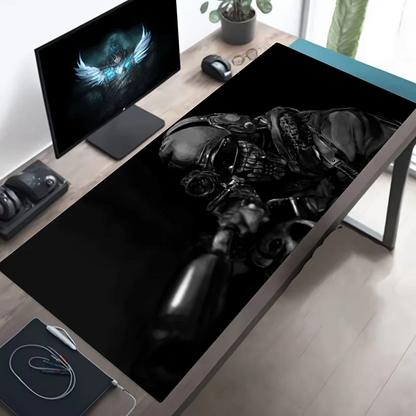 Deskpad gaming con grafica di soldato mascherato con arma da fuoco in primo piano, su sfondo scuro.