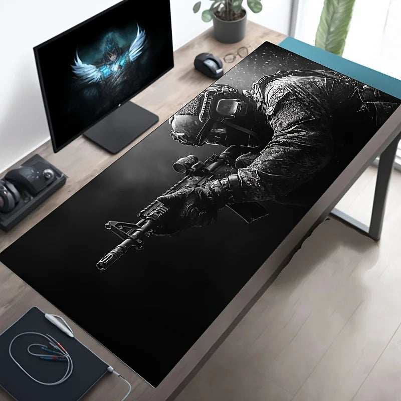  Deskpad gaming XXL con illustrazione di soldato in azione in una scena di battaglia urbana notturna.