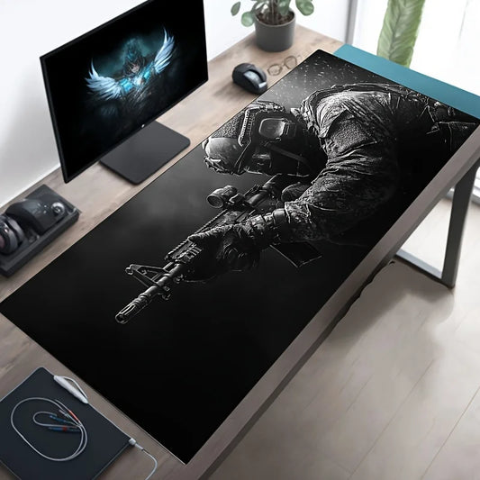  Deskpad gaming XXL con illustrazione di soldato in azione in una scena di battaglia urbana notturna.