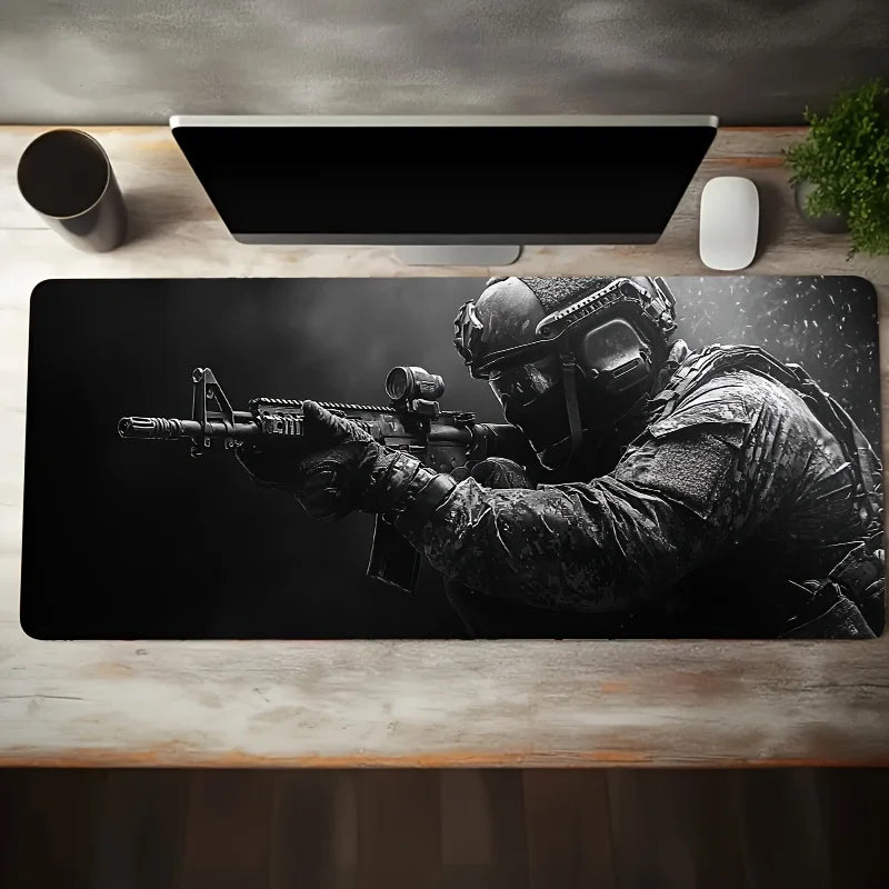 Deskpad gaming con grafica di guerra urbana e soldato in azione, posizionato su una scrivania in un setup gaming con PC illuminato.