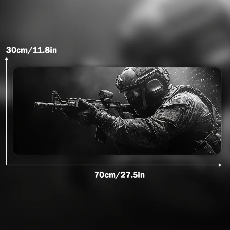 Deskpad gaming standard nero con immagine di un soldato in equipaggiamento tattico e tastiera sulla superficie.