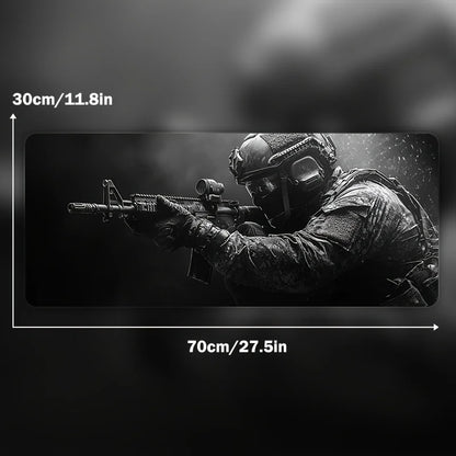 Deskpad gaming standard nero con immagine di un soldato in equipaggiamento tattico e tastiera sulla superficie.