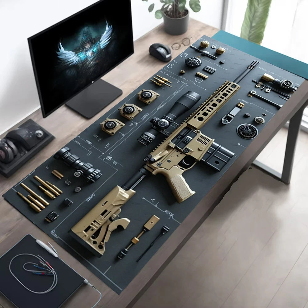 Postazione di lavoro per manutenzione armi con componenti di fucile ordinati su tappetino GunMaster, accanto a monitor, mouse e occhiali.