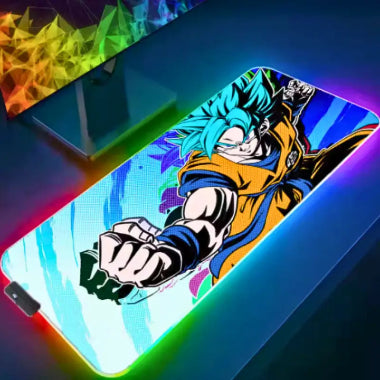 Tappetino per mouse da gaming RGB di Dragon Ball, con Goku Super Saiyan Blue in una posa dinamica. I bordi del tappetino sono illuminati da luci LED colorate.