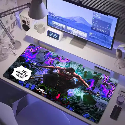 Tappetino per mouse da gaming XXL di One Piece con l'illustrazione dinamica di Roronoa Zoro in azione, posizionato su una scrivania da gioco con periferiche.