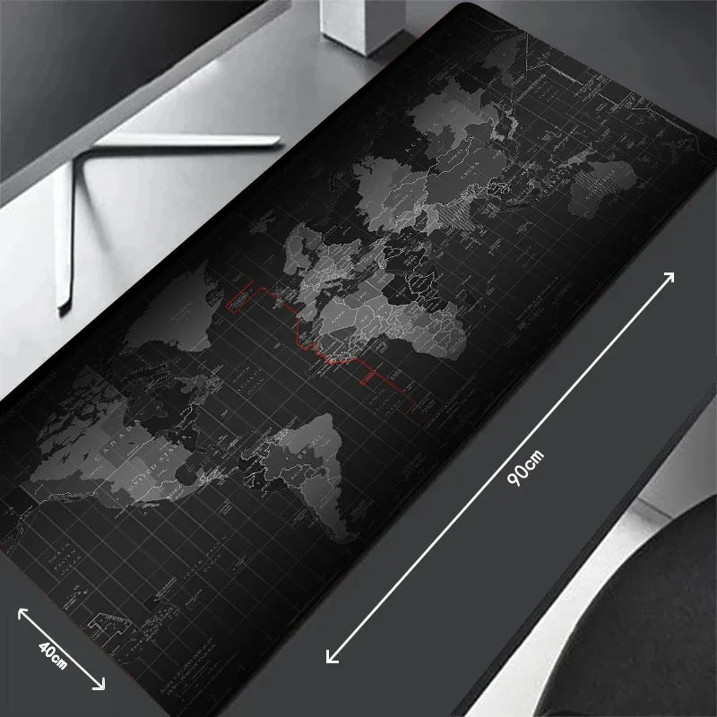 Tappetino da scrivania Deskzone nero con design di mappa del mondo monocromatica. L'immagine include frecce e indicazioni delle dimensioni (90cm di lunghezza e 40cm di larghezza), mostrando l'ampia copertura della superficie della scrivania.