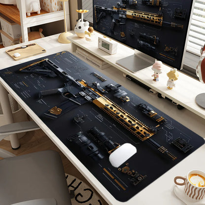 Postazione scrivania completa con tappetino Tactical Gun Edition, monitor che mostra il diagramma del fucile, tastiera, mouse e figurine.