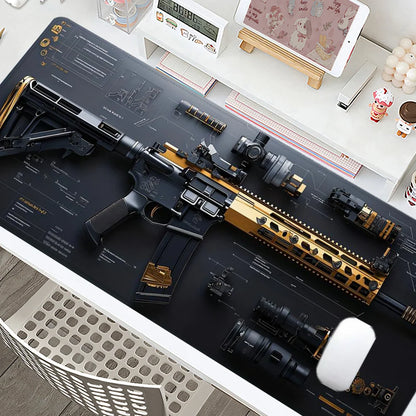 Primo piano del fucile AR-15 nero e oro e accessori tattici disposti sul tappetino Deskzone™ Tactical Gun Edition.