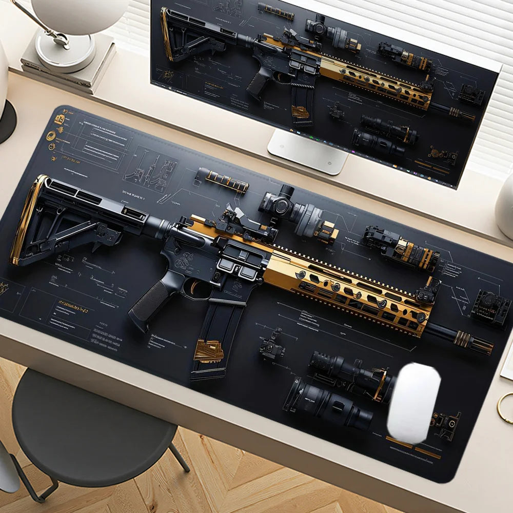 Diagramma tecnico dettagliato di un fucile AR-15 nero e oro su desk mat, con componenti e specifiche illustrate accanto al monitor.