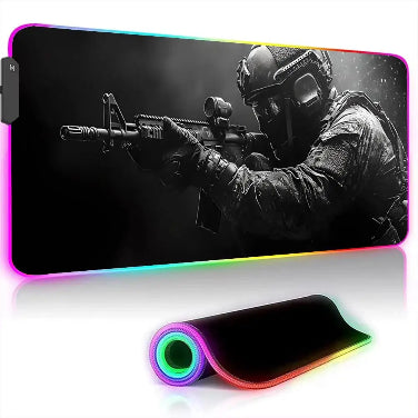  Mousepad RGB per gamer con design militare "Assalto Notturno", mostrato arrotolato per evidenziare i bordi luminosi e la superficie in tessuto.