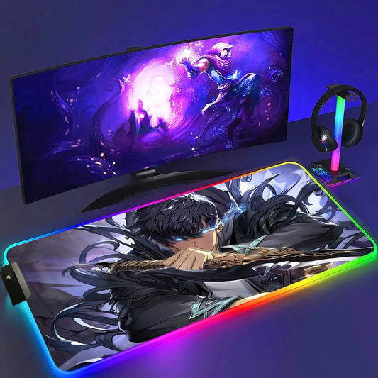 Tappetino per mouse XXL RGB raffigurante un personaggio del manga/anime "Solo Leveling", con bordi illuminati a LED e posizionato su una scrivania da gaming.