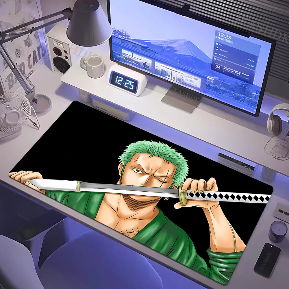 Un tappetino per mouse da gaming su una scrivania bianca, con un'illustrazione di alta qualità di Roronoa Zoro di One Piece che tiene una spada tra i denti. La superficie del tappetino è nera, facendo risaltare il personaggio.