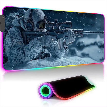 Tappetino mouse gaming RGB extra-large con design di soldato cecchino in ambiente innevato, mostrato arrotolato per evidenziare i colori LED.